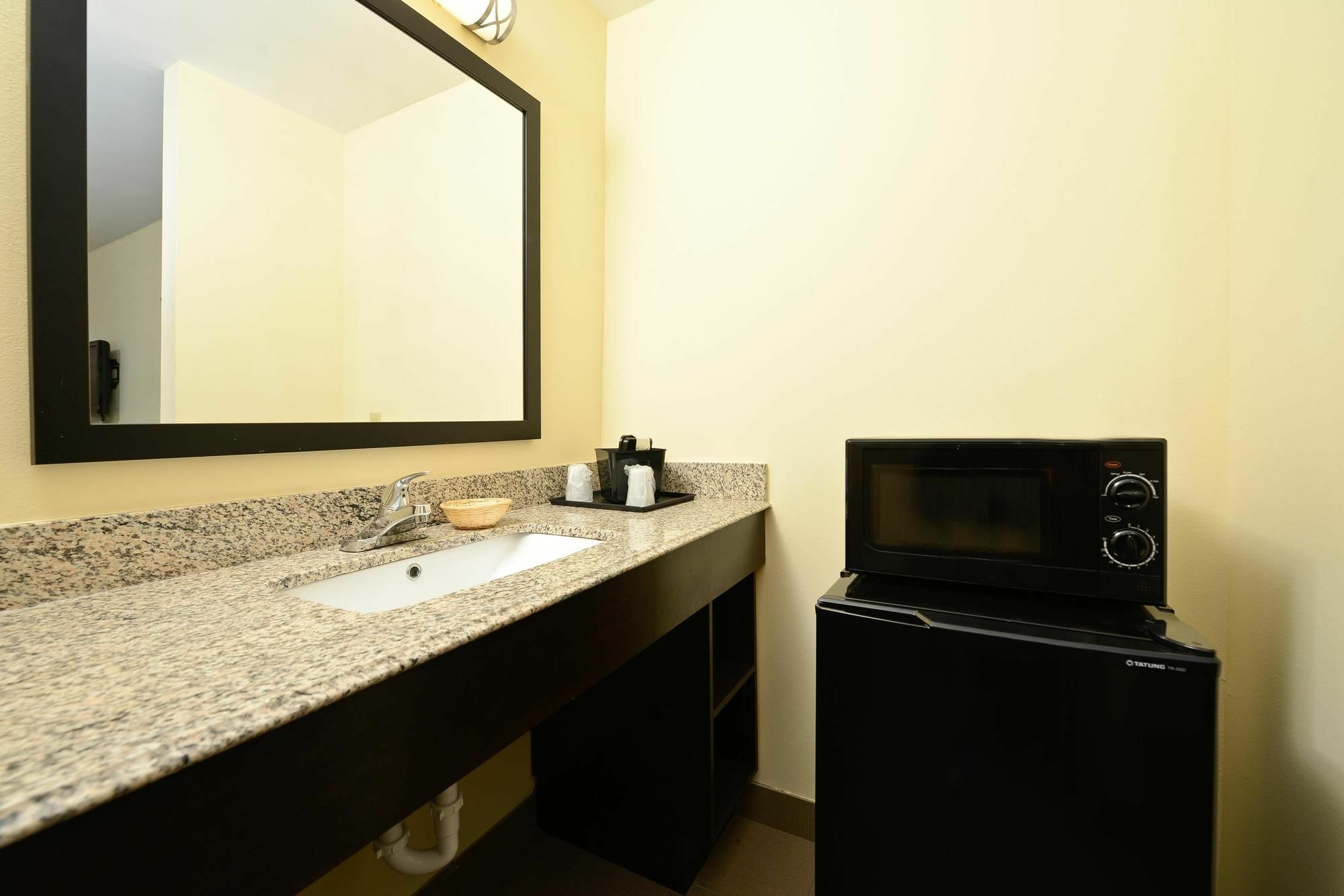 Americas Best Value Inn Lake Charles Interstate 210 Номер фото