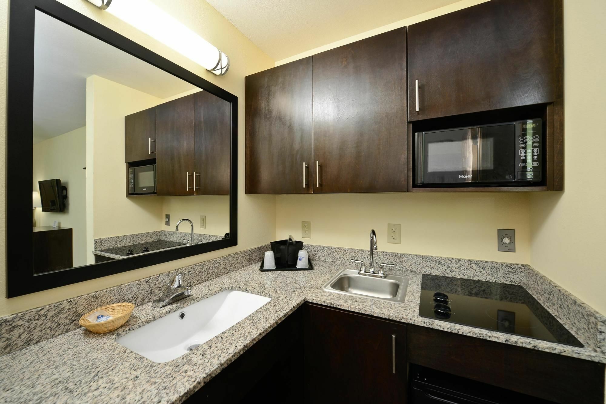 Americas Best Value Inn Lake Charles Interstate 210 Номер фото